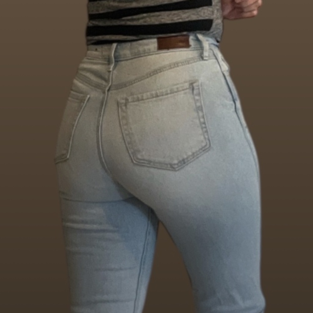 Hollister Ultra High-Rise Mom Jean | Size 3R - Picture 9 of 11